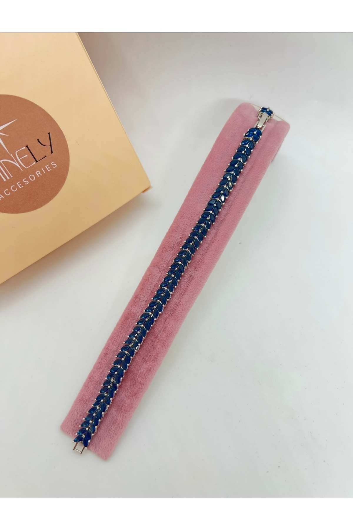 1_org_zoom.jpg Lacivert Yaprak Model Zirkon Taşlı Kadın Bileklik - Görsel 1